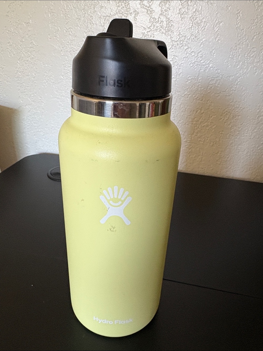 Hydro Flask Light Lemon Yellow Insulated Bottle w/ Black Flip & Twist Lid, 32oz